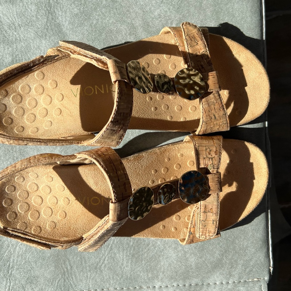 Vionic NWOT.  Striking pattern and color.  Comfortable , adjustable fit